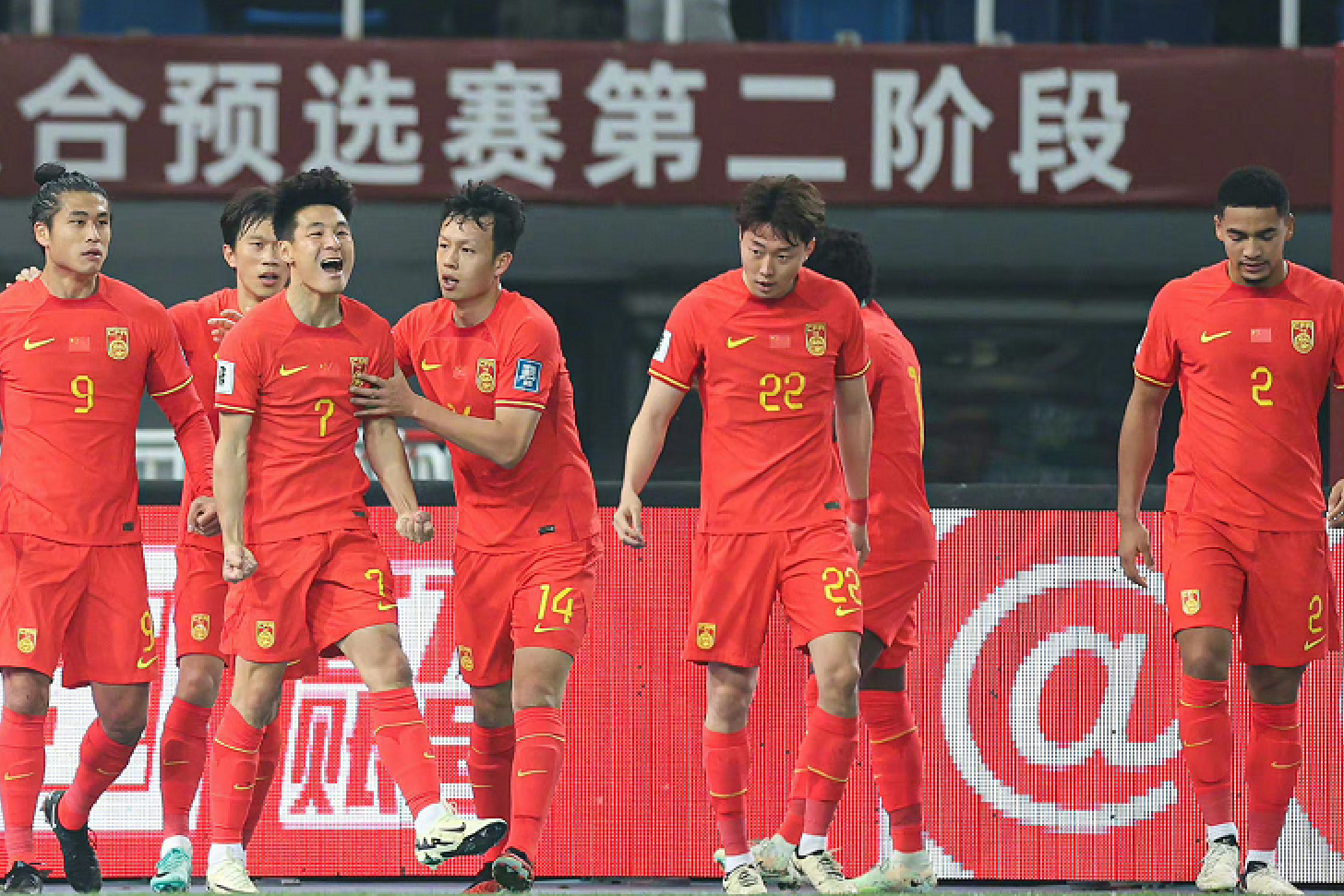 关于国内足球联赛景气提升，球员状态亮眼的信息